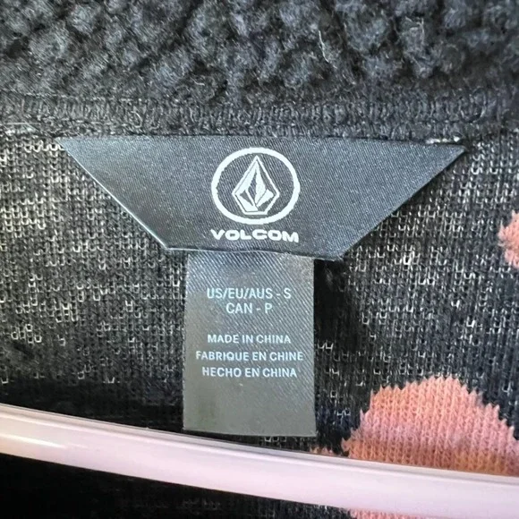 Volcom Womens Fleece Button Up Shirt Sherpa Jacket Black Floral Print Size S - Picture 2 of 11